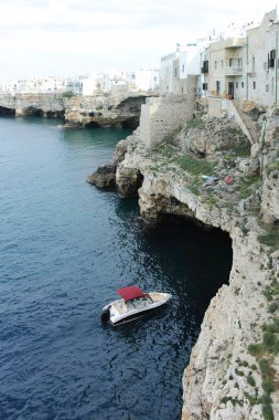 POLİGNANO A MARE, İTALYA - 13 Mayıs 2024: Eski Polignano bir Mare, Apulia Bölgesi 'nin muhteşem manzarası
