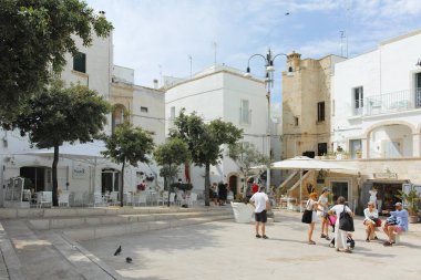 POLİGNANO A MARE, İTALYA - 13 Mayıs 2024: Eski Polignano bir Mare, Apulia Bölgesi 'nin muhteşem manzarası