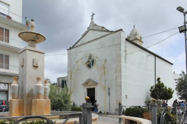 ALBEROBELLO, İtalya - 15 Mayıs 2024: Eski Alberobello Kasabası, Apulia Bölgesi, İtalya