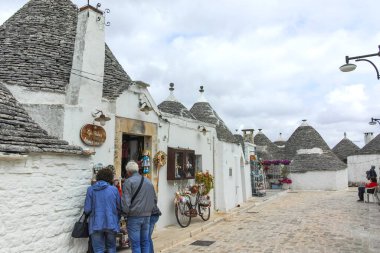 ALBEROBELLO, İtalya - 15 Mayıs 2024: Eski Alberobello Kasabası, Apulia Bölgesi, İtalya