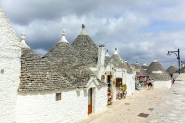 ALBEROBELLO, İtalya - 15 Mayıs 2024: Eski Alberobello Kasabası, Apulia Bölgesi, İtalya