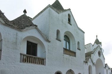 ALBEROBELLO, İtalya - 15 Mayıs 2024: Eski Alberobello Kasabası, Apulia Bölgesi, İtalya