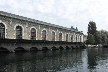 GENEVA, SWitzERLAND - 20 Haziran 2023: Rhone nehri etrafındaki Cenevre şehrinin şaşırtıcı panoramik manzarası
