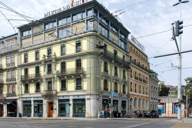 GENEVA, SWitzERLAND - 20 Haziran 2023: Rhone nehri etrafındaki Cenevre şehrinin şaşırtıcı panoramik manzarası