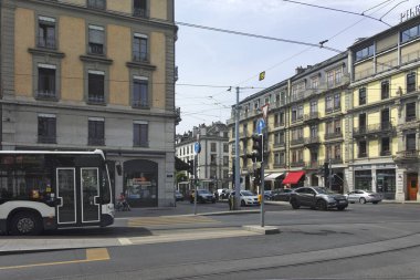 GENEVA, SWitzERLAND - 20 Haziran 2023: Rhone nehri etrafındaki Cenevre şehrinin şaşırtıcı panoramik manzarası