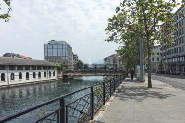 GENEVA, SWitzERLAND - 20 Haziran 2023: Rhone nehri etrafındaki Cenevre şehrinin şaşırtıcı panoramik manzarası