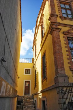 XANTHI, GREECE - 26 Aralık 2023: Xanthi, Doğu Makedonya ve Trakya 'daki eski sokak ve eski evler