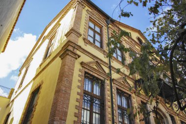 XANTHI, GREECE - 26 Aralık 2023: Xanthi, Doğu Makedonya ve Trakya 'daki eski sokak ve eski evler