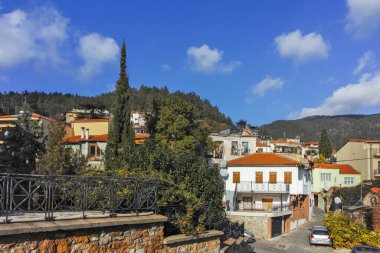 XANTHI, GREECE - 26 Aralık 2023: Xanthi, Doğu Makedonya ve Trakya 'daki eski sokak ve eski evler