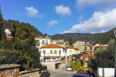 XANTHI, GREECE - 26 Aralık 2023: Xanthi, Doğu Makedonya ve Trakya 'daki eski sokak ve eski evler