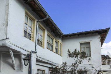 XANTHI, GREECE - 26 Aralık 2023: Xanthi, Doğu Makedonya ve Trakya 'daki eski sokak ve eski evler