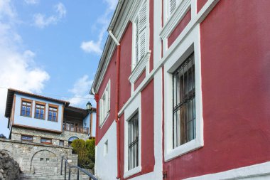XANTHI, GREECE - 26 Aralık 2023: Xanthi, Doğu Makedonya ve Trakya 'daki eski sokak ve eski evler