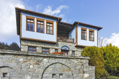 XANTHI, GREECE - 26 Aralık 2023: Xanthi, Doğu Makedonya ve Trakya 'daki eski sokak ve eski evler