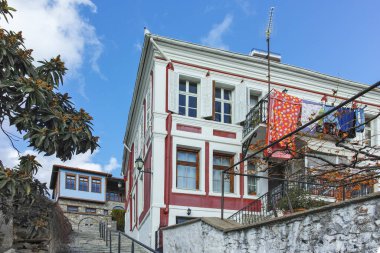 XANTHI, GREECE - 26 Aralık 2023: Xanthi, Doğu Makedonya ve Trakya 'daki eski sokak ve eski evler