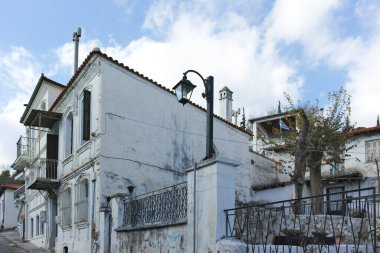 XANTHI, GREECE - 26 Aralık 2023: Xanthi, Doğu Makedonya ve Trakya 'daki eski sokak ve eski evler
