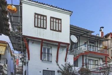 XANTHI, GREECE - 26 Aralık 2023: Xanthi, Doğu Makedonya ve Trakya 'daki eski sokak ve eski evler