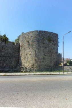 ARTA, EPIRUS, GREECE - 21 Ağustos 2023: Tipik Sokak ve Yunanistan 'ın Epirus kentindeki bina