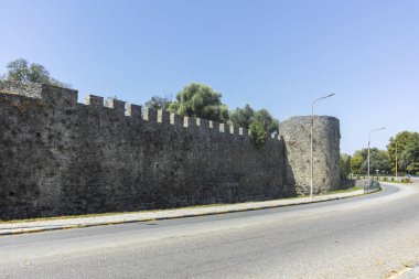 ARTA, EPIRUS, GREECE - 21 Ağustos 2023: Tipik Sokak ve Yunanistan 'ın Epirus kentindeki bina