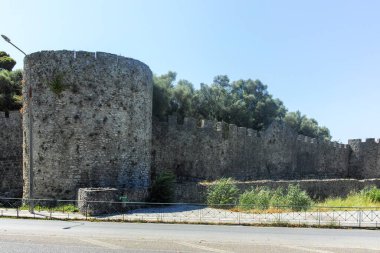 ARTA, EPIRUS, GREECE - 21 Ağustos 2023: Tipik Sokak ve Yunanistan 'ın Epirus kentindeki bina