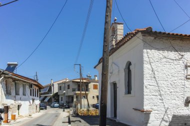 ARTA, EPIRUS, GREECE - 21 Ağustos 2023: Tipik Sokak ve Yunanistan 'ın Epirus kentindeki bina