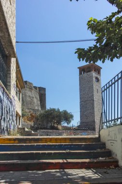 ARTA, EPIRUS, GREECE - 21 Ağustos 2023: Tipik Sokak ve Yunanistan 'ın Epirus kentindeki bina