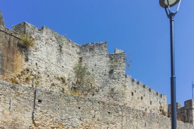 ARTA, EPIRUS, GREECE - 21 Ağustos 2023: Tipik Sokak ve Yunanistan 'ın Epirus kentindeki bina