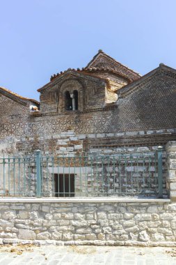 ARTA, EPIRUS, GREECE - 21 Ağustos 2023: Tipik Sokak ve Yunanistan 'ın Epirus kentindeki bina