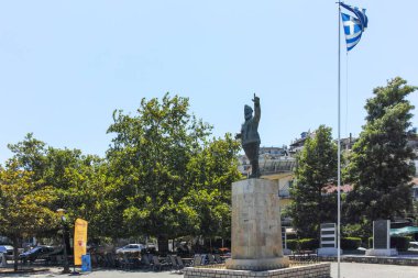 ARTA, EPIRUS, GREECE - 21 Ağustos 2023: Tipik Sokak ve Yunanistan 'ın Epirus kentindeki bina