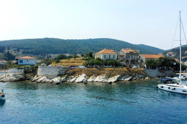 FISKARDO, GREECE - 24 AĞUSTOS 2023: Fiskardo, Cephalonia, İyon Adaları Panoraması, Yunanistan