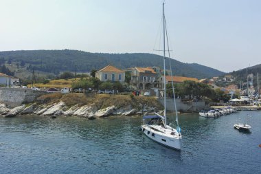 FISKARDO, GREECE - 24 AĞUSTOS 2023: Fiskardo, Cephalonia, İyon Adaları Panoraması, Yunanistan