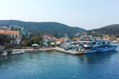 FISKARDO, GREECE - 24 AĞUSTOS 2023: Fiskardo, Cephalonia, İyon Adaları Panoraması, Yunanistan
