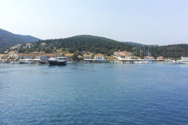 FISKARDO, GREECE - 24 AĞUSTOS 2023: Fiskardo, Cephalonia, İyon Adaları Panoraması, Yunanistan