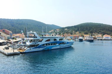 FISKARDO, GREECE - 24 AĞUSTOS 2023: Fiskardo, Cephalonia, İyon Adaları Panoraması, Yunanistan