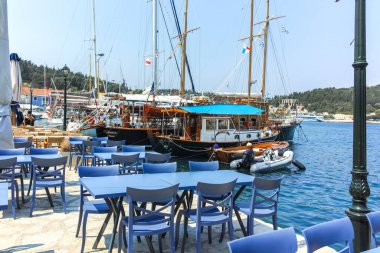 FISKARDO, GREECE - 24 AĞUSTOS 2023: Fiskardo, Cephalonia, İyon Adaları Panoraması, Yunanistan