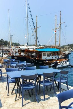 FISKARDO, GREECE - 24 AĞUSTOS 2023: Fiskardo, Cephalonia, İyon Adaları Panoraması, Yunanistan