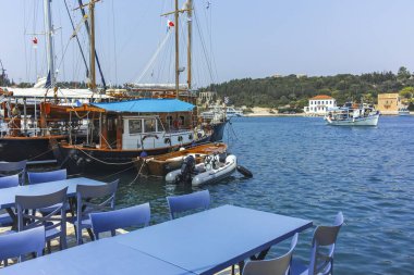 FISKARDO, GREECE - 24 AĞUSTOS 2023: Fiskardo, Cephalonia, İyon Adaları Panoraması, Yunanistan