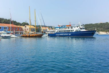 FISKARDO, GREECE - 24 AĞUSTOS 2023: Fiskardo, Cephalonia, İyon Adaları Panoraması, Yunanistan