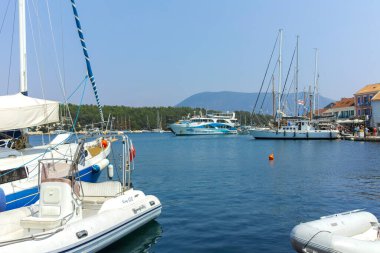 FISKARDO, GREECE - 24 AĞUSTOS 2023: Fiskardo, Cephalonia, İyon Adaları Panoraması, Yunanistan