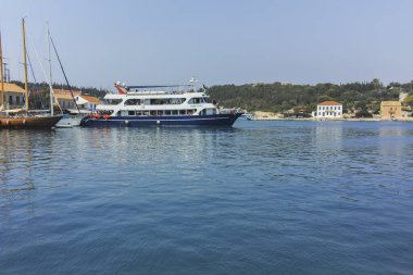 FISKARDO, GREECE - 24 AĞUSTOS 2023: Fiskardo, Cephalonia, İyon Adaları Panoraması, Yunanistan