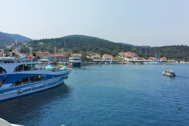 FISKARDO, GREECE - 24 AĞUSTOS 2023: Fiskardo, Cephalonia, İyon Adaları Panoraması, Yunanistan