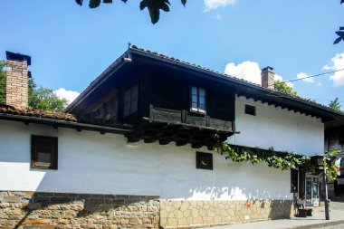 ELENA, BULGARIA - 09 Temmuz 2023: Bulgaristan 'ın tarihi Elena kenti, Veliko Tarnovo Bölgesi Panoraması