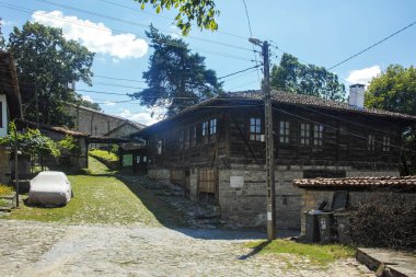 ELENA, BULGARIA - 09 Temmuz 2023: Bulgaristan 'ın tarihi Elena kenti, Veliko Tarnovo Bölgesi Panoraması