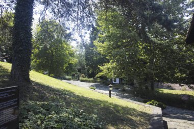 ELENA, BULGARIA - 09 Temmuz 2023: Bulgaristan 'ın tarihi Elena kenti, Veliko Tarnovo Bölgesi Panoraması