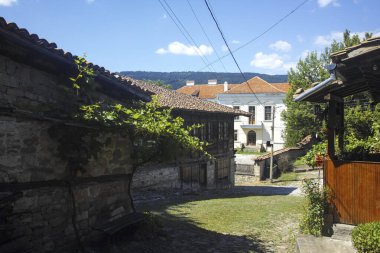 ELENA, BULGARIA - 09 Temmuz 2023: Bulgaristan 'ın tarihi Elena kenti, Veliko Tarnovo Bölgesi Panoraması