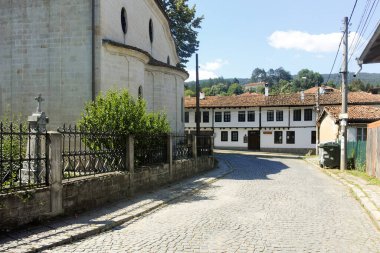 ELENA, BULGARIA - 09 Temmuz 2023: Bulgaristan 'ın tarihi Elena kenti, Veliko Tarnovo Bölgesi Panoraması