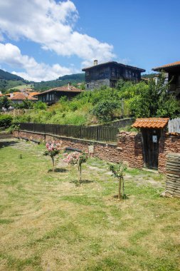 KOTEL, BULGARIA - 1 AĞUSTOS 2014: Bulgaristan 'ın Sliven Bölgesi' ndeki tarihi Kotel kentinde 19. yüzyıl binası