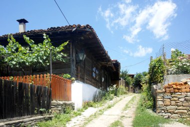 KOTEL, BULGARIA - 1 AĞUSTOS 2014: Bulgaristan 'ın Sliven Bölgesi' ndeki tarihi Kotel kentinde 19. yüzyıl binası