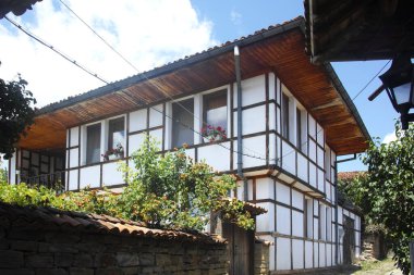 KOTEL, BULGARIA - 1 AĞUSTOS 2014: Bulgaristan 'ın Sliven Bölgesi' ndeki tarihi Kotel kentinde 19. yüzyıl binası