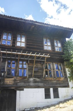 KOTEL, BULGARIA - 1 AĞUSTOS 2014: Bulgaristan 'ın Sliven Bölgesi' ndeki tarihi Kotel kentinde 19. yüzyıl binası