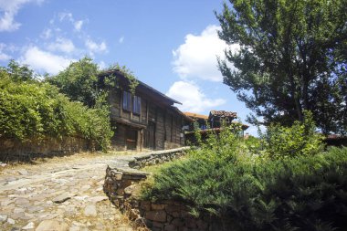 KOTEL, BULGARIA - 1 AĞUSTOS 2014: Bulgaristan 'ın Sliven Bölgesi' ndeki tarihi Kotel kentinde 19. yüzyıl binası